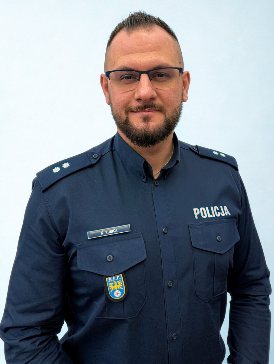 na zdjęciu oficer prasowy