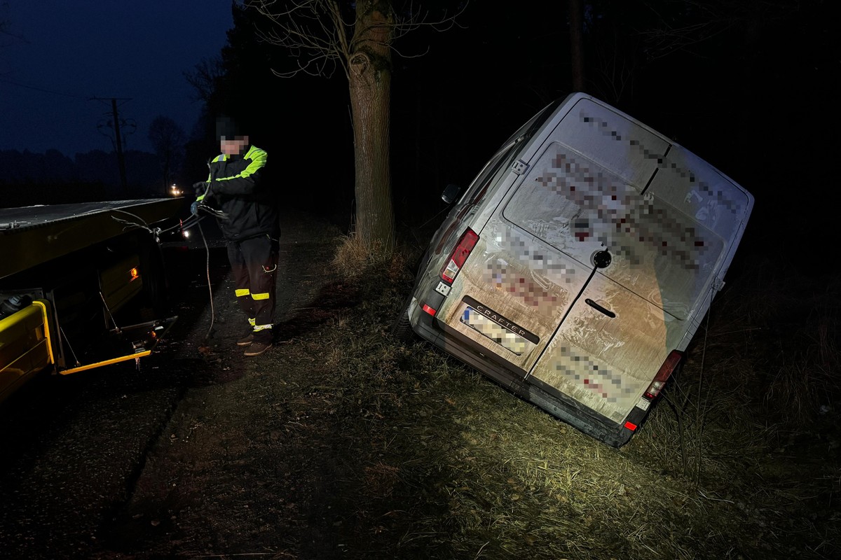 na zdjęciu samochód dostawczy w rowie, obok mężczyzna przy lawecie