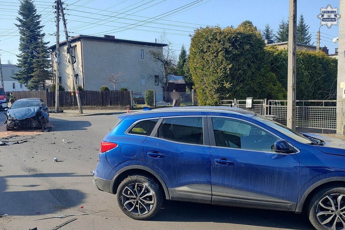 na skrzyżowaniu dwa samochodu z uszkodzeniami 