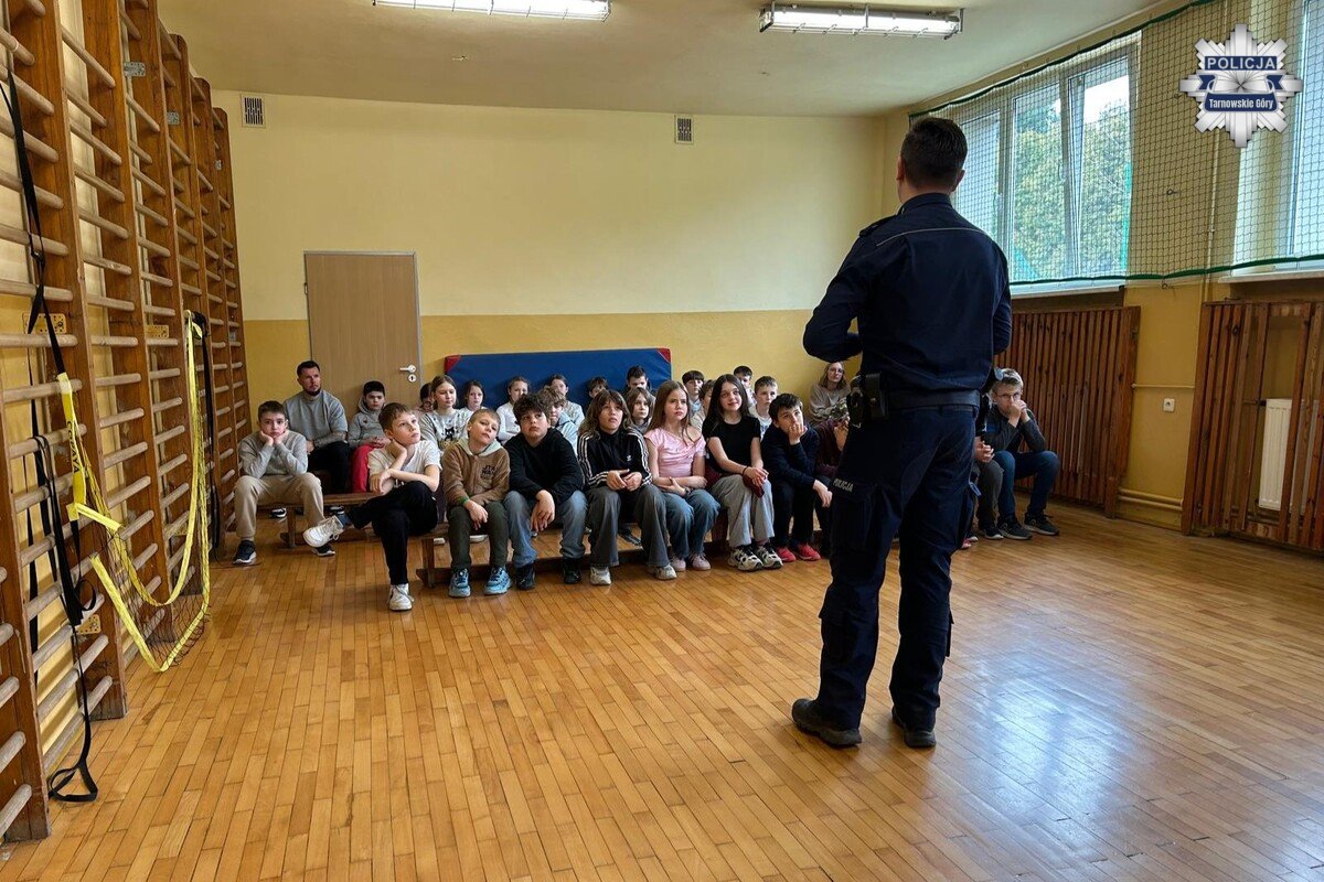 na zdjęciu policjant przed uczniami w sali 