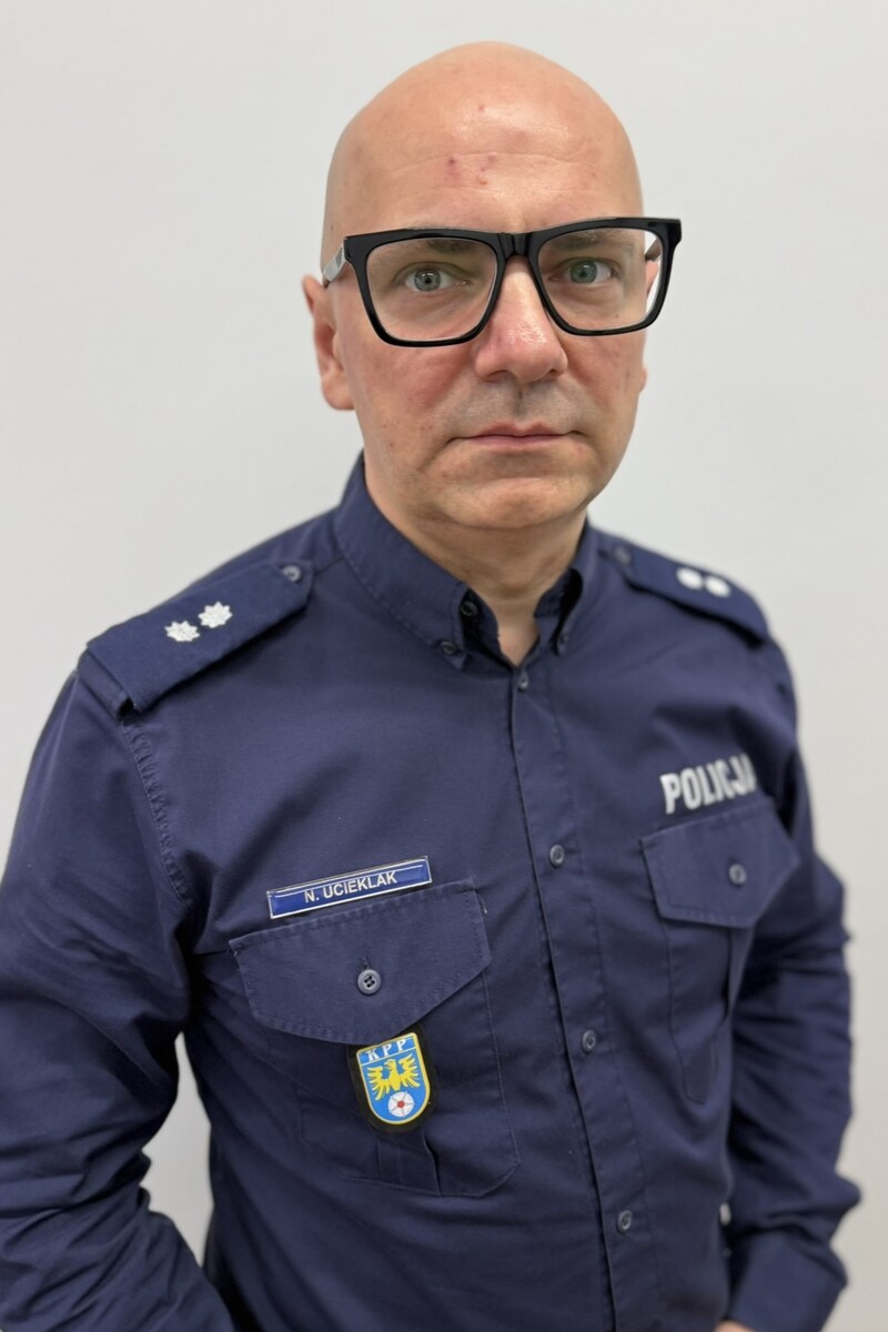 na zdjęciu policjant