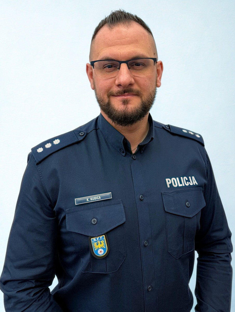 na zdjęciu policjant