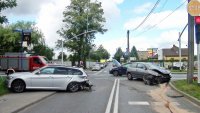 Zdjęcie przedstawia skrzyżowanie, na którym widać trzy samochody. Auta są rozbite.