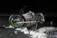 zdjęcie przedstawia rozbity motocykl