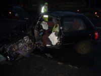 Zdjęcie przedstawia rozbity samochód osobowy.