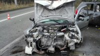 zdjęcie przedstawia rozbity samochód osobowy. Pojazd ma kompletnie zmiażdżony przód.