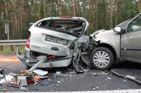 zdjęcie przedstawia dwa kompletnie zniszczone samochody osobowe.