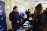 policjant rozmawiający z młodzieżą podczas targów