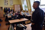 policjant prowadzący prelekcje w szkole