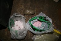 zdjęcie przedstawia dwie plastikowe torby z narkotykami