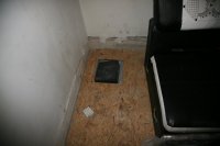 zdjęcie przedstawia skrytkę w podłodze