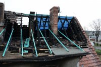Zdjęcie przedstawiające spalone poddasze budynku wielorodzinnego