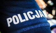 zdjęcie przedstawia rękaw koszulki, na którym jest napisane &quot;POLICJA&quot;