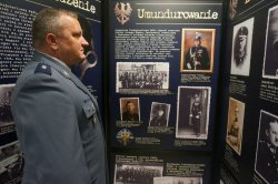 zdjęcie przedstawia policjanta oglądającego wystawę