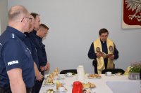 Zdjęcie przedstawia policjantów oraz kapelana Joachima Gondro