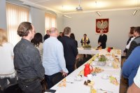 Zdjęcie przedstawia policjantów oraz pracowników cywilnych policji. W tle widać Komendanta Powiatowego Policji w Tarnowskich Górach mł. insp. Krzysztofa Hajdę oraz kapelana Joachima Gondro