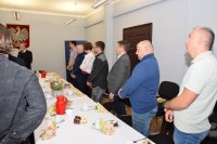 Zdjęcie przedstawia policjantów i pracowników cywilnych policji