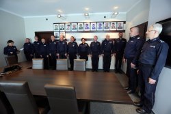 zdjęcie przedstawia pomieszczenie, w którym przy ścianie stoją policjanci - nowi szefowie śląskich jednostek