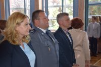 zdjęcie przedstawia Komendanta Policji, przedstawicieli samorządu i linii kolejowych. W tle widać uczniów szkoły.