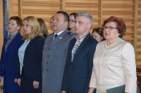 zdjęcie przedstawia śpiewających Hymn Państwowy: Komendanta Policji, dyrektor szkoły, przedstawiciela samorządu i przedstawicielki Państwowych Lini Kolejowych