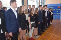 Zdjęcie przedstawia grupę młodzieży z klas o profilu policyjnym