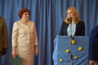 Zdjęcie przedstawia dyrektora szkoły oraz przemawiającą przedstawicielkę PLK