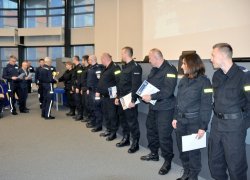 zdjęcie przedstawia kilkunastoosobową grupę policjantów