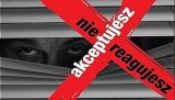Tekst na grafice: &quot;Nie reagujesz akceptujesz&quot; Po lewej stronie grafiki widać mężczyznę patrzącego przez odchylone żaluzje.