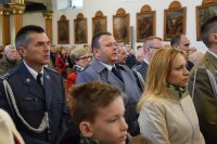 Zdjęcie przedstawia Pierwszego Zastępcę Komendanta Powiatowego Policji w Tarnowskich Górach, Komendanta Aresztu Śledczego oraz inne osoby biorące udział we mszy świętej.