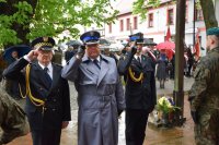 Zdjęcie przedstawia oddających honor, Pierwszego Zastępcę Komendanta Powiatowego Policji w Tarnowskich Górach podinsp. Sławomira Bylickiego, Komendanta Straży Miejskiej oraz przedstawiciela Straży Pożarnej.