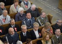 Zdjęcie przedstawia grupę osób uczestniczących we Mszy Święte. Wśród nich znajduje się Pierwszy Zastępca Komendanta Powiatowego Policji w Tarnowskich Górach podinsp. Sławomir Bylicki.