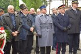 zdjęcie przedstawia grupę osób w tym: Pierwszego Zastępcę Komendanta Powiatowego Policji w Tarnowskich Górach podinsp. Sławomira Bylickiego, kolejarzy oraz zaproszonych gości z okazji 85-lecia Magistrali