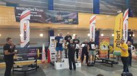 Zdjęcie przedstawia stojących na podium zawodników. Wśród których, na najwyższym stopni podium znajduje się dzielnicowy starszy aspirant Ryszard Preg. Zawodnikom wręczane są dyplomy i składane gratulacje.