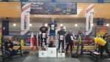 Zdjęcie przedstawia stojących na podium zawodników. Wśród nich, na najwyższym stopni podium znajduje się dzielnicowy starszy aspirant Ryszard Preg.