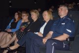 Zdjęcie przedstawia patrząc od prawej policjanta asp. szt. Adama Cichowskiego, prokurator Lidię Dolibóg, pracownika MOPS Annę Kozłowską, Ewelina Janik – Holewa Kierownik Działu Pomocy Środowiskowej i Przewodnicząca Zespołu Interdyscyplinarnego w Tarnowskich Górach.