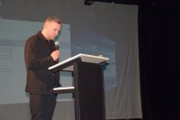 Na zdjęciu widać przemawiającego Wojciecha Twardowskiego - psychologa i terepeutę w Tarnogórskim Ośrodku Terapii Uzależnień.