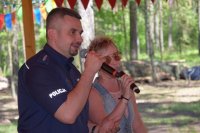 Na zdjęciu widać policjanta asp. szt. Adama Cichowskiego oraz dziennikarkę Radia Piekary Gabrysię Kokot