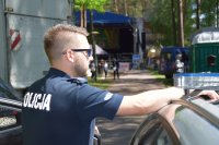 Na zdjęciu widać policjanta obserwującego przebieg imprezy.