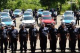 Na zdjęciu widać Komendantów Powiatowych i Miejskich Policji z województwa śląskiego. Z tyłu za nimi widać kilka radiowozów oznakowanych i nieoznakowanych, przy których stają policjanci.