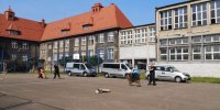 policyjni przewodnicy psów podczas pokazu tresury