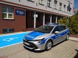 nowy radiowóz na tle komisariatu policji w Kaletach