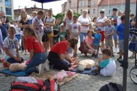 ratownicy medyczni pokazują przebieg ratowania życia
