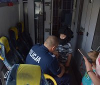 policjant podczas kajadankowania chłopaka podczas pikniku policyjnego
