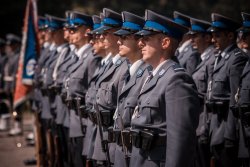 zdjęcie przedstawia grupę policjantów ubranych w stroje galowe