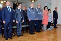 Na fotografii widać stojących na baczność Komendanta Wojewódzkiego Policji w Katowicach nadinsp. Krzysztofa Justyńskiego, Posłankę na Sejm RP Barbarę Dziuk, Senator Marię Pańczyk-Pozdziej, Posła na Sejm Jerzego Polaczek, Posła na Sejm Tomasza Głogowskiego oraz Komendanta Powiatowego Policji w Tarnowskich Górach mł. insp. Krzysztofa Hajdę.