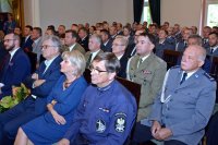 Na fotografii widać kilkadziesiąt osób siedzących na krzesłach. Są to policjanci, policjantki oraz zaproszeni goście