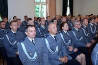 Na fotografii widać kilkadziesiąt osób siedzących na krzesłach. Są to policjanci i policjantki.