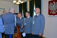 Na fotografii widać Komendanta Wojewódzkiego Policji w Katowicach nadinsp. Krzysztofa Justyńskiego wręczającego akty mianowania Naczelnikowi Wydziału Prewencji kom. Piotrowi Skolikowi, Naczelnikowi WK Piotrowi Baranowi oraz Komendantowi KP Zbrosławice kom. Rafałowi Openchowskiemu.