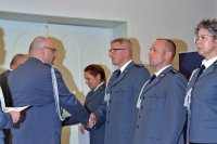 Na fotografii widać Komendanta Wojewódzkiego Policji w Katowicach nadinsp. Krzysztofa Justyńskiego, któremu wręcza policjantom akty mianowania.