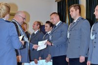 Na fotografii widać Komendanta Wojewódzkiego Policji w Katowicach nadinsp. Krzysztofa Justyńskiego, który wręcza policjantom i policjantkom akty mianowania.